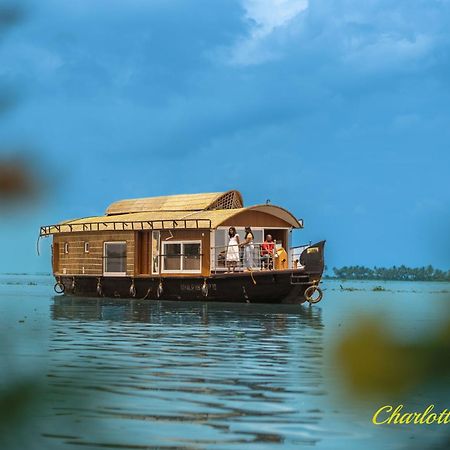 فندق Charlotte Cruise House Boat Alappuzha المظهر الخارجي الصورة