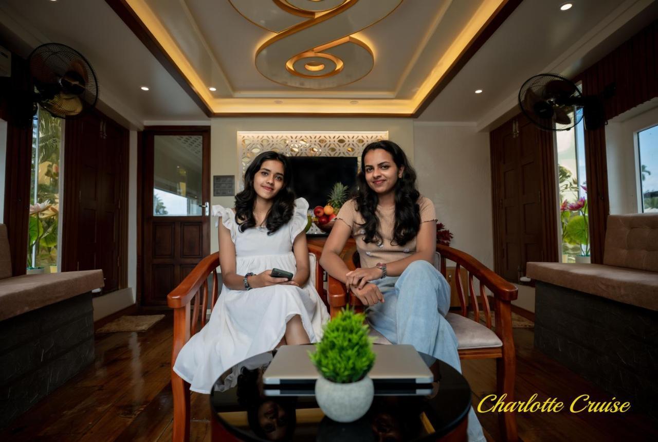 فندق Charlotte Cruise House Boat Alappuzha المظهر الخارجي الصورة
