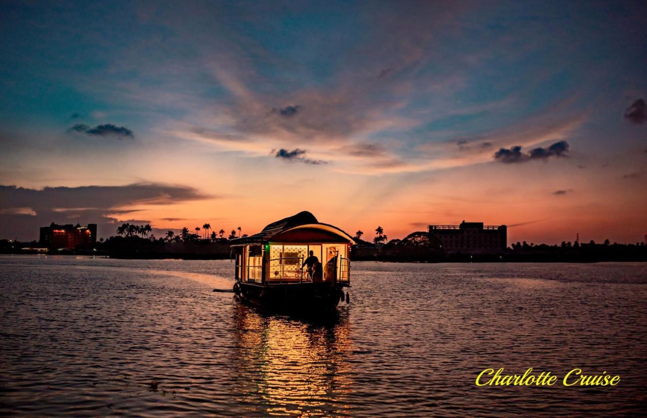 فندق Charlotte Cruise House Boat Alappuzha المظهر الخارجي الصورة