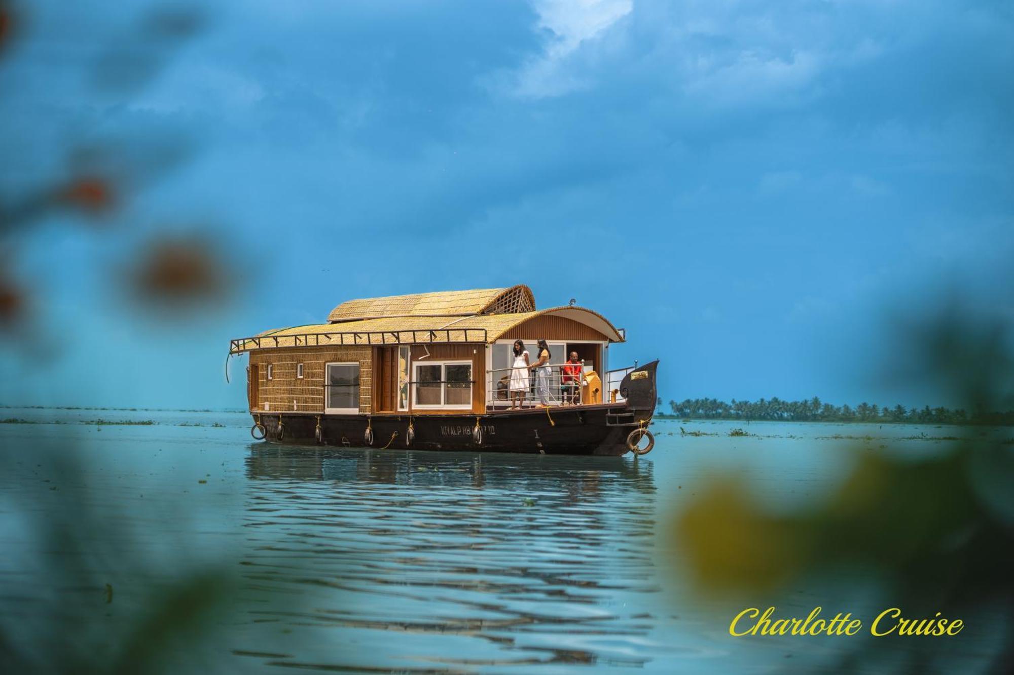 فندق Charlotte Cruise House Boat Alappuzha المظهر الخارجي الصورة