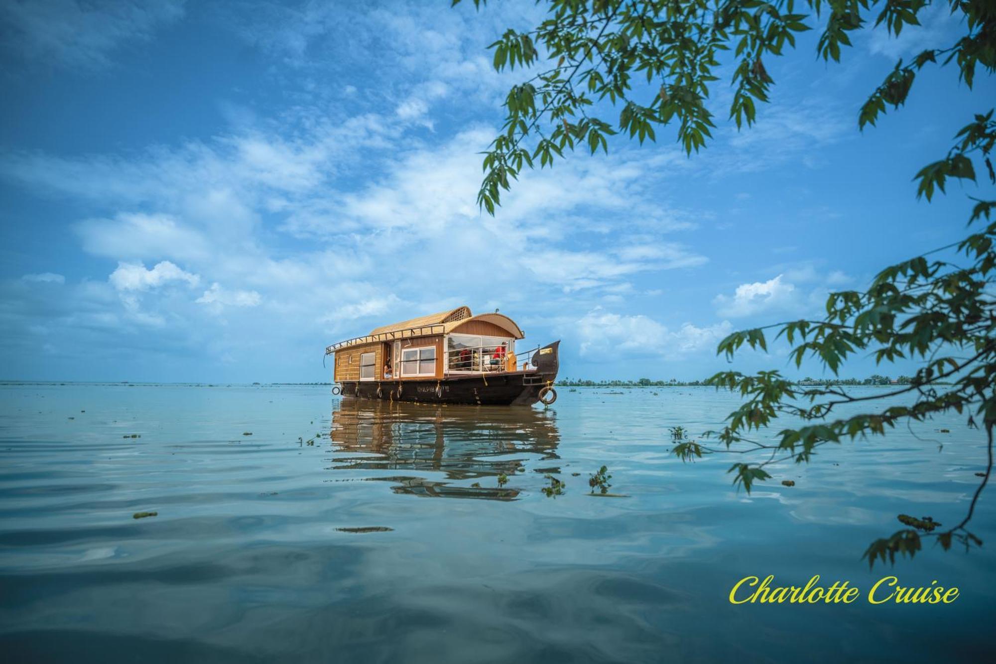 فندق Charlotte Cruise House Boat Alappuzha المظهر الخارجي الصورة