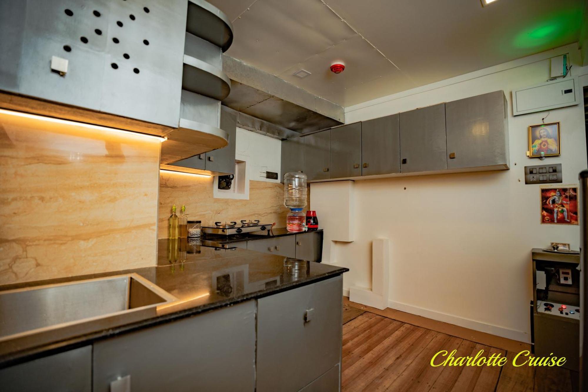 فندق Charlotte Cruise House Boat Alappuzha المظهر الخارجي الصورة