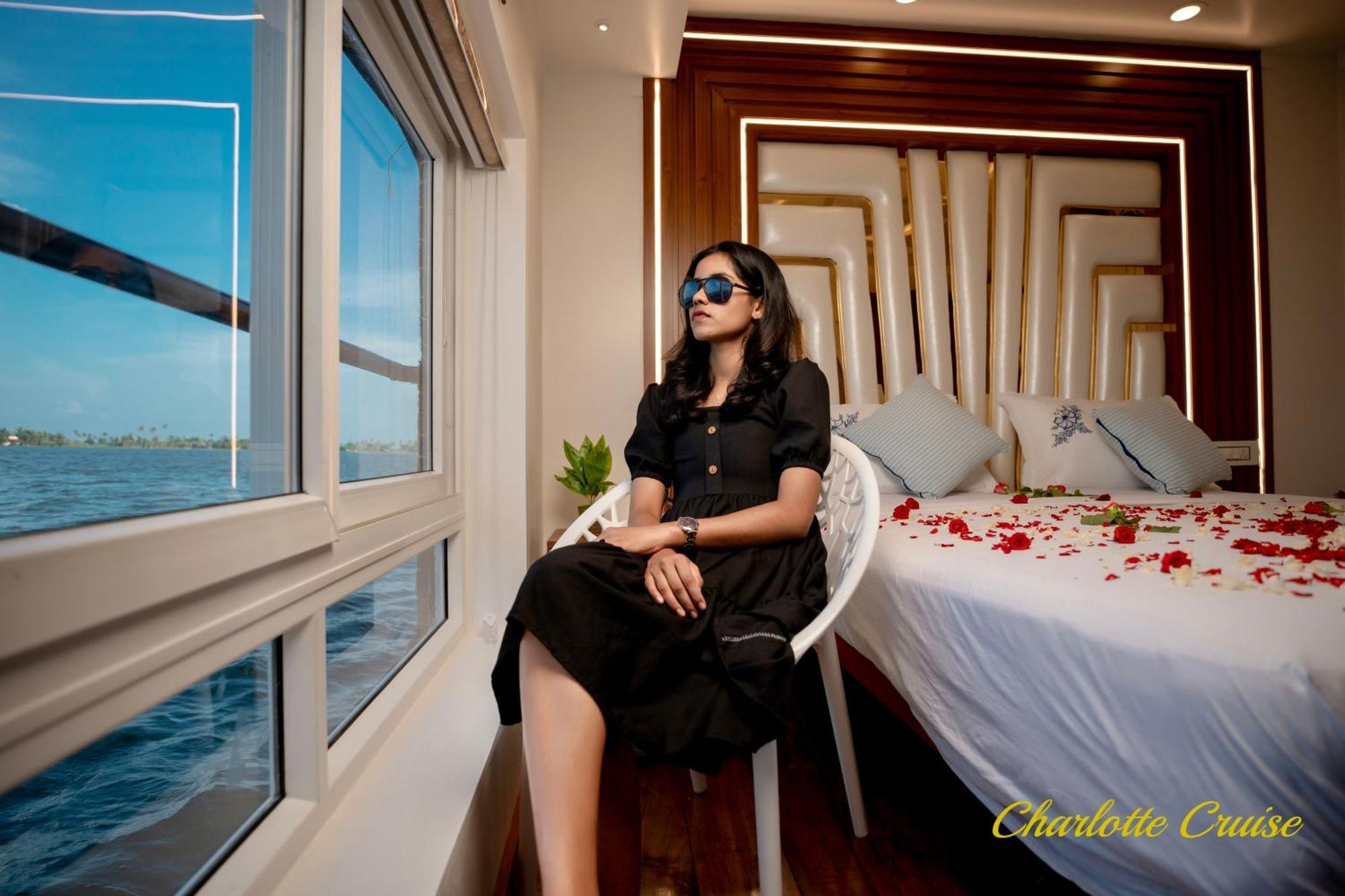 فندق Charlotte Cruise House Boat Alappuzha المظهر الخارجي الصورة