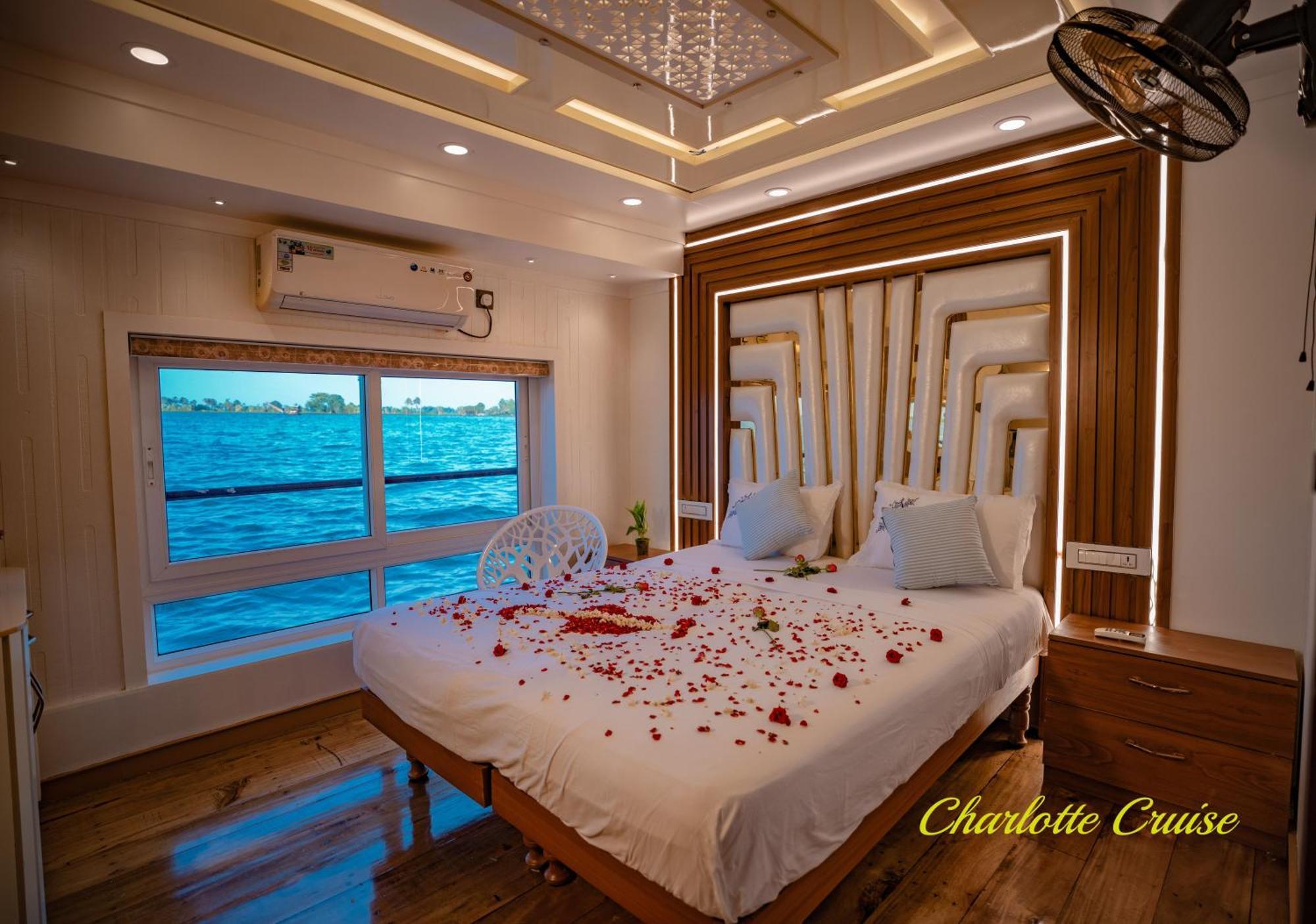 فندق Charlotte Cruise House Boat Alappuzha المظهر الخارجي الصورة